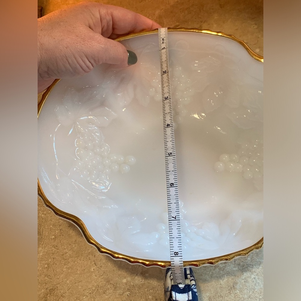 Vintage Anchor Hocking Milk Glass Grape Bowl with Gold Trim 8 1/2" diameter - Picture 6 of 7